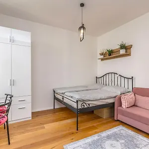 Cozy Quiet New In Karlin Square Praha